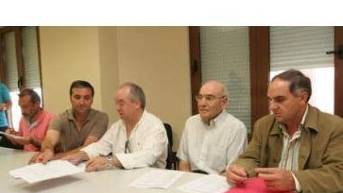 Sindicalistas y patronos, ayer en la firma del convenio.