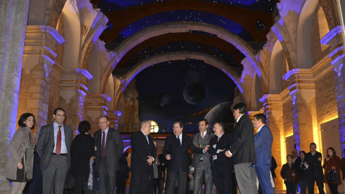 Herrera, junto al alcalde de Becerril de Campos y el consejero de Educación.