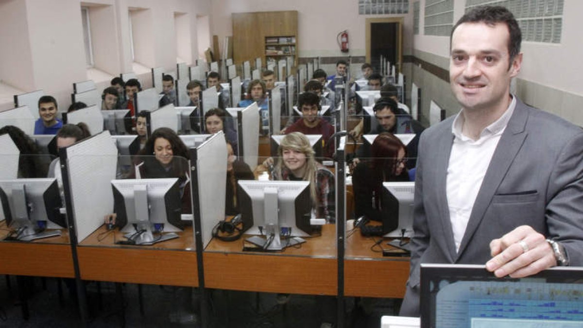 Fernando Lanero en el laboratorio de Idiomasdel colegio de los Agustinosen León.