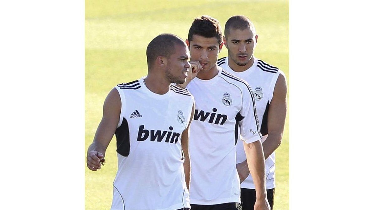 Benzema, a la derecha, está listo para jugar en Dortmund.