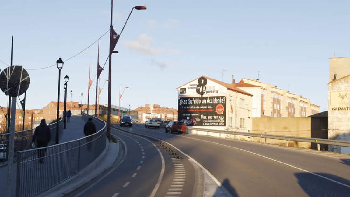 Más de 12.000 vehículos diarios transitan por el puente de Párroco Pablo Díez sobre las vías del tren. MARCIANO PÉREZ