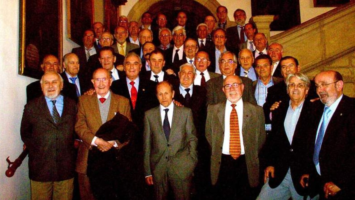 Foto de familia de los alumnos de la primera promoción que salió de la Escuela de Minas.