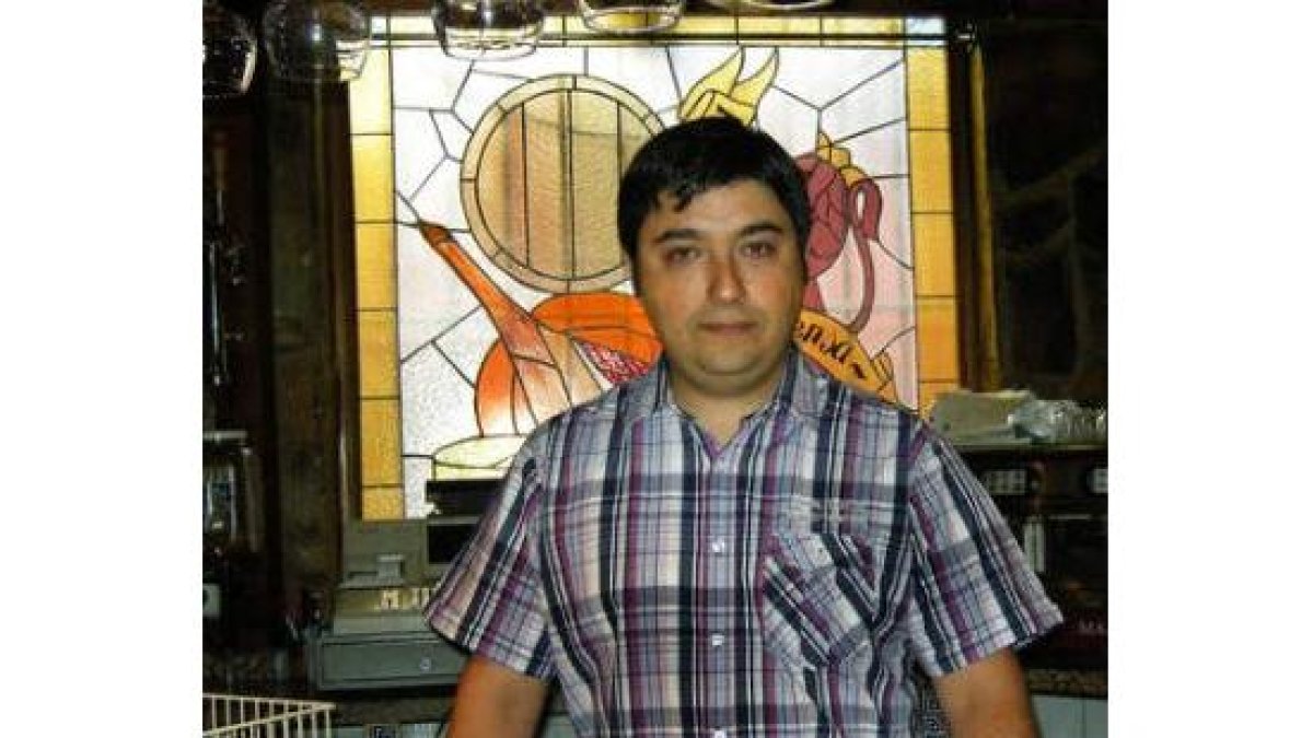 Tomás en el Mesón La Despensa.