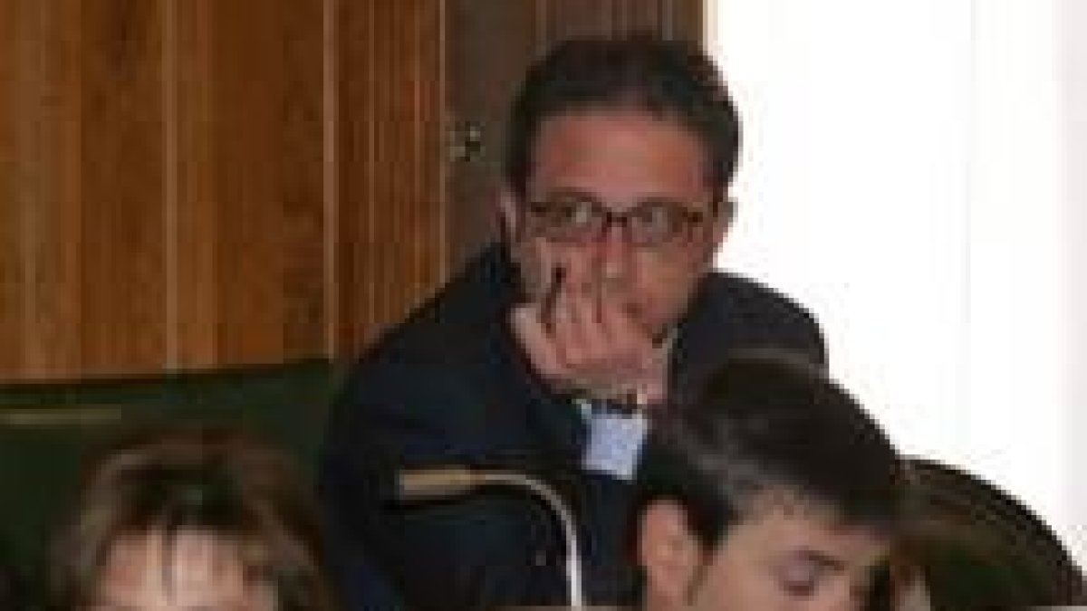 El concejal de la UPL Javier Chamorro, en el pleno extraordinario del Ayuntamiento el pasado lunes