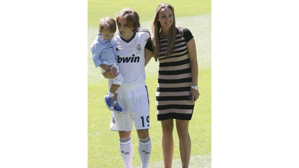 Modric, junto con su pareja e hijo, ayer en el Bernabéu.