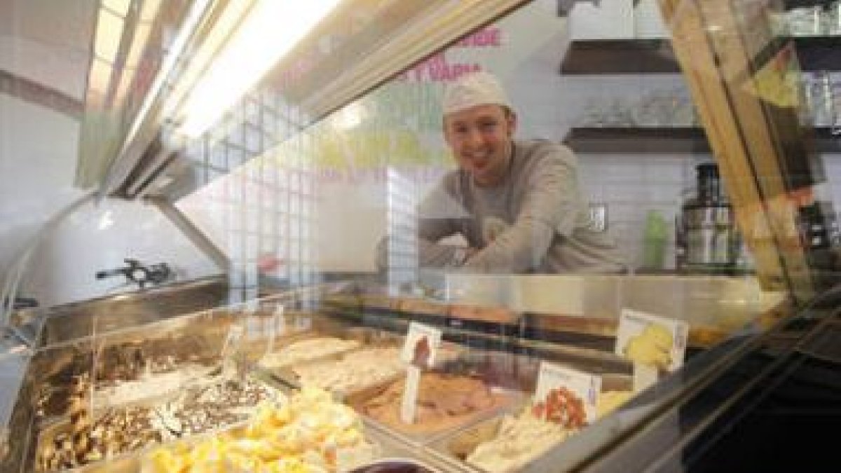 Daniele Bortignon posa con los helados italianos que aprendió a hacer en Alemania.