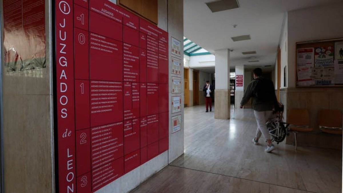 Entrada de los juzgados de León. JESÚS F. SALVADORES