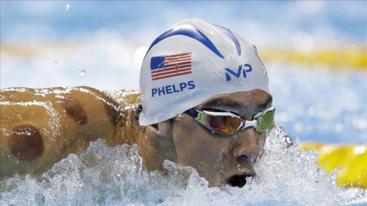 Michael Phelps, con unas visibles marcas rojas en su piel, en las series de los 200 mariposa.