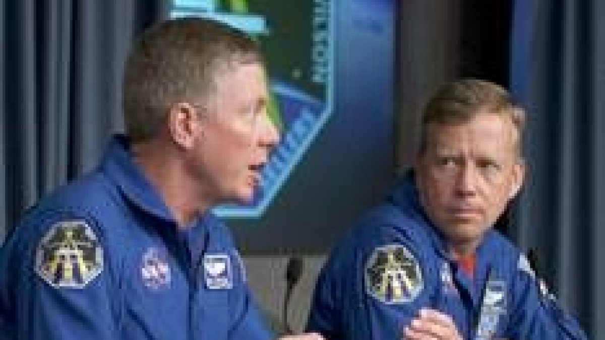 Michael E. Fossum, especialista y Steven W.Lindsey, comandante de la misión de la Nasa