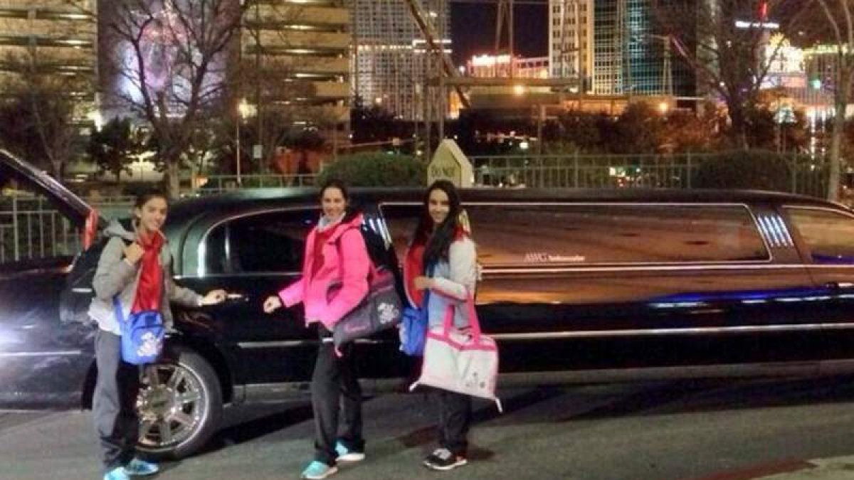 Las tres gimnastas delante de una limusina en Las Vegas