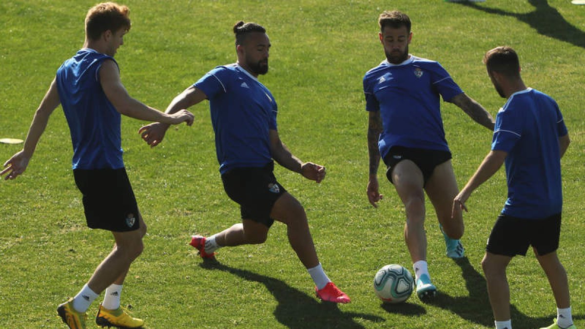 Los jugadores de la SD Ponferradina entrenan con la máxima intensidad para acometer el importante partido ante la UD Las Palmas de hoy. L. DE LA MATA