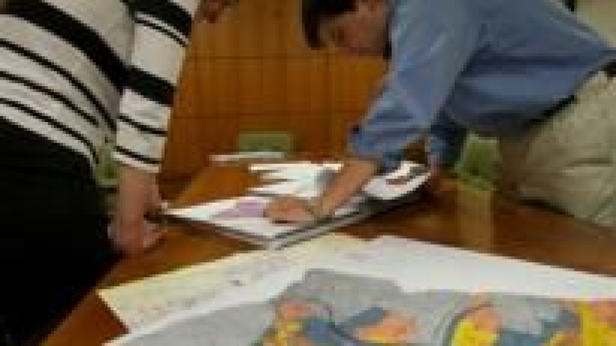 Una persona consulta los planos del Plan General de Ordenación Urbana