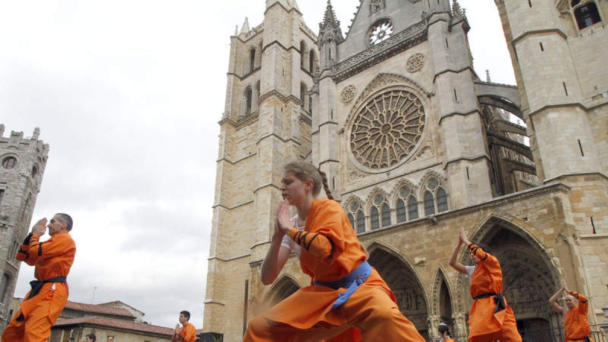 La plaza de la Catedral albergó ayer una exhibición de artes marciales.