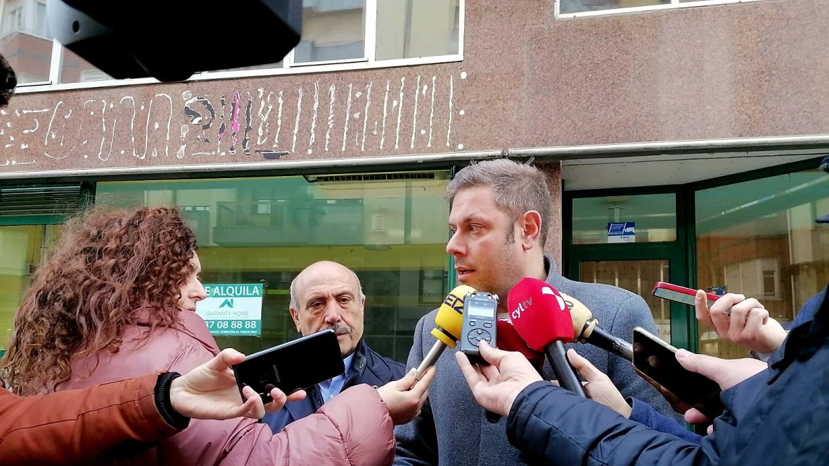 Los bercianistas de CB, Iván Alonso y Jesús López en el momento de anunciar su oposición a la Zona de Bajas Emisiones de Ponferrada. ANA F. BARREDO