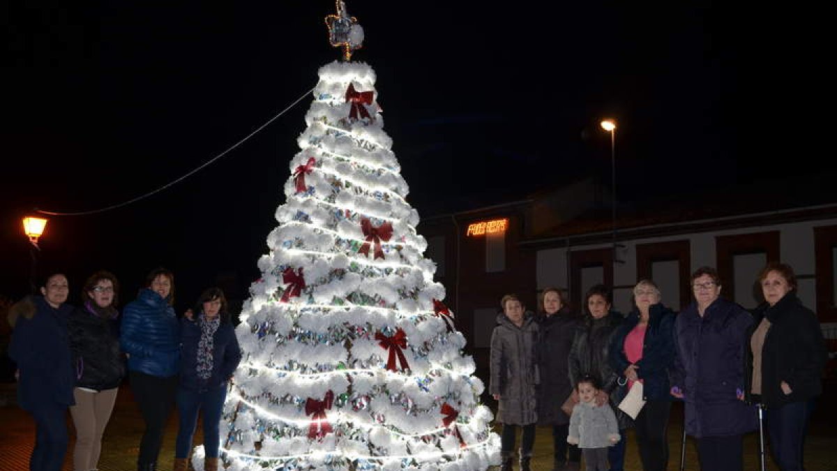 La mujeres posan junto al original árbol de Navidad. MEDINA