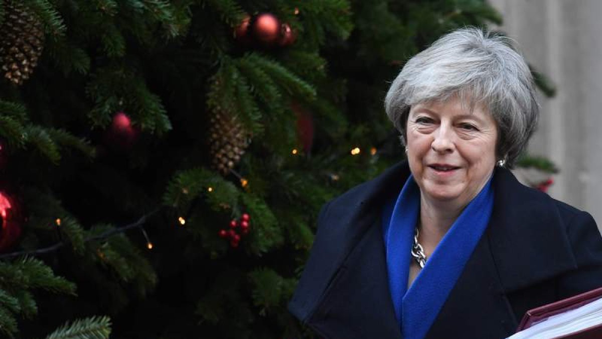 La primera ministra Theresa May sale de su residencia para asistir a la sesión parlamentaria. NEIL HALL