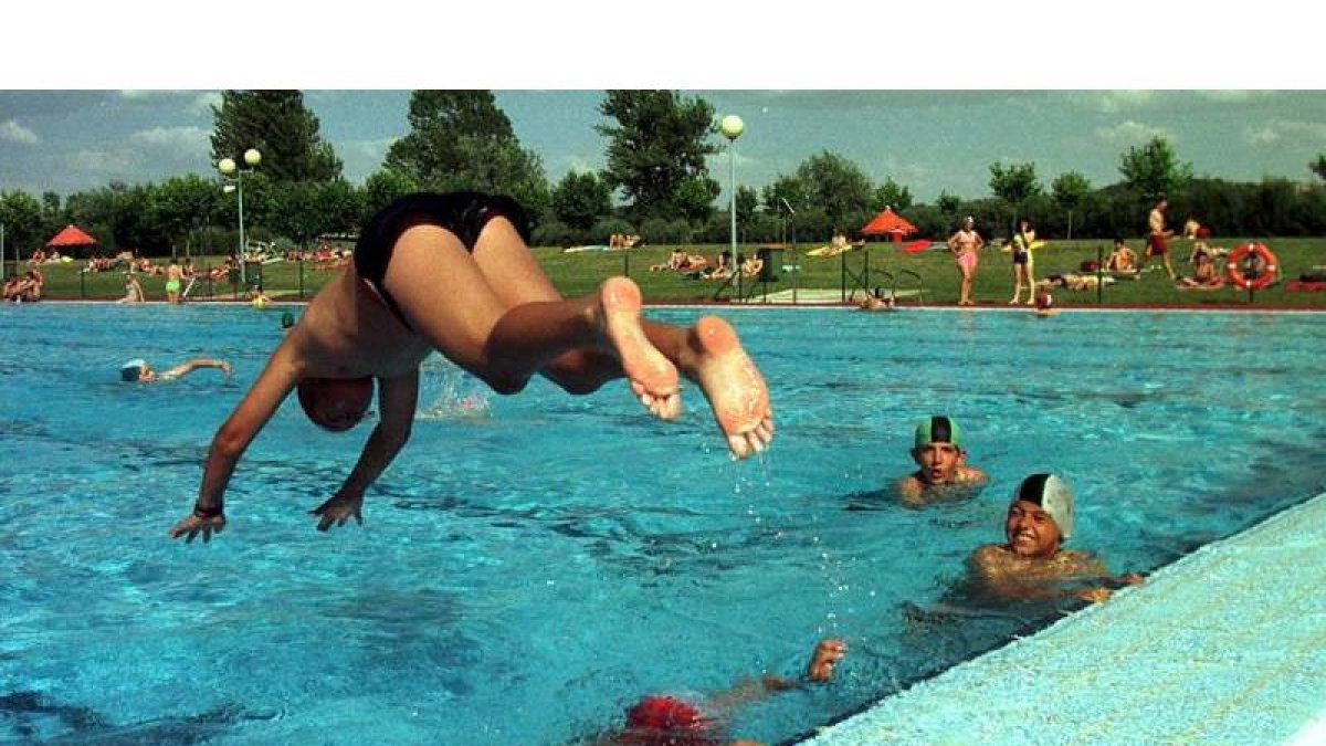Las piscinas de verano de La Palomera cuentan con más de una hectárea de terreno para definir el parque acuático. JESÚS