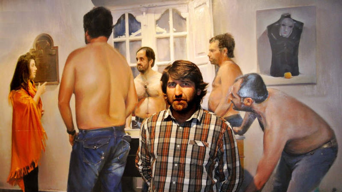 El artista segoviano Fernández Hurtado ante la gigantesca obra que expone en la galería leonesa Bernesga.