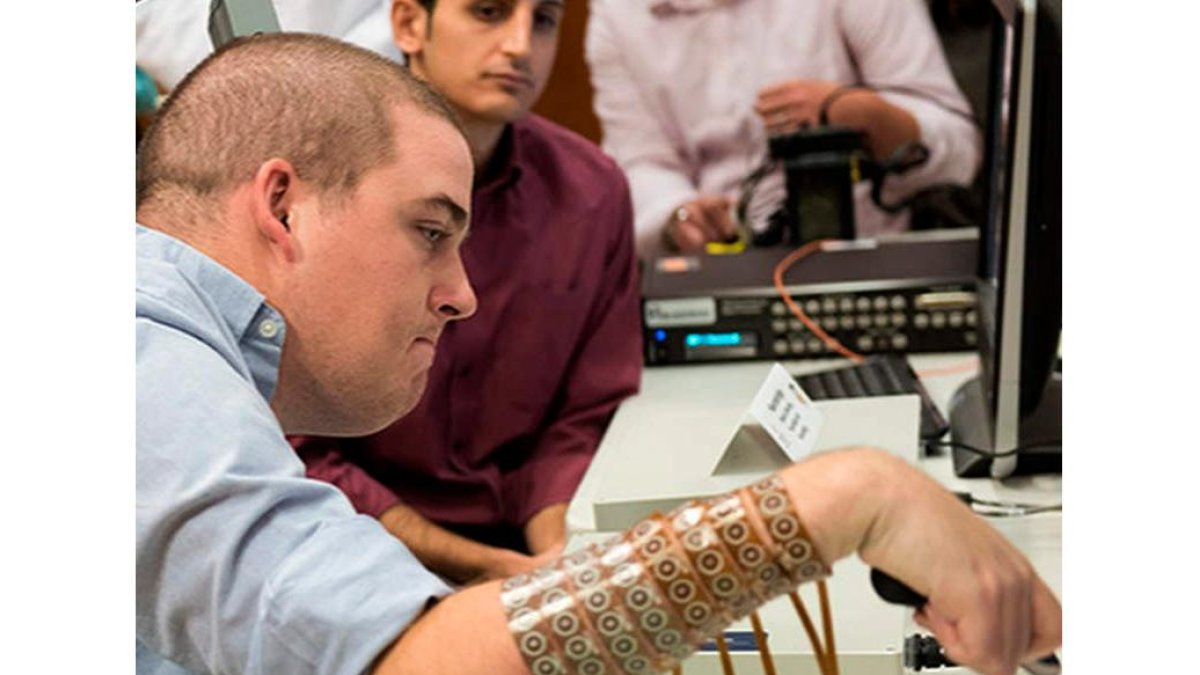 El joven Ian Burhart puede conectar su cerebro con sus músculos tras la operación. EFE