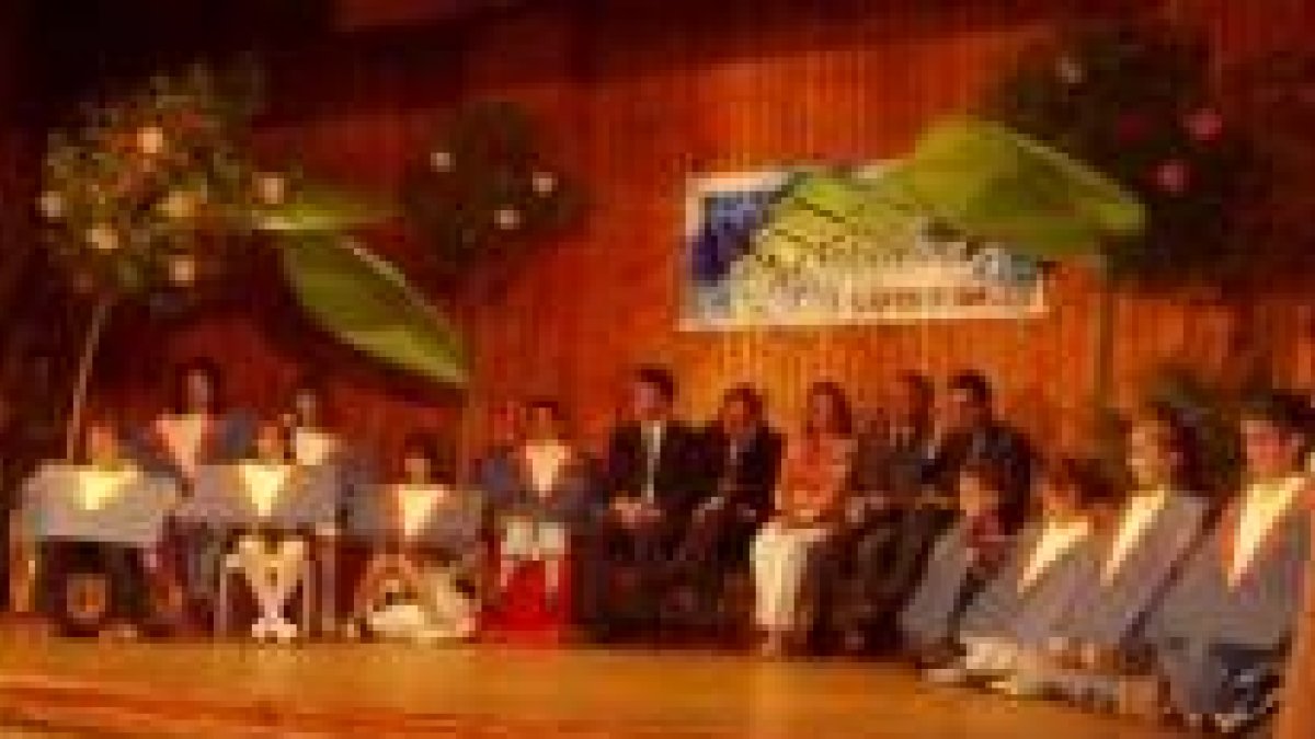 Las autoridades posan con los premiados del concurso en una original puesta en escena
