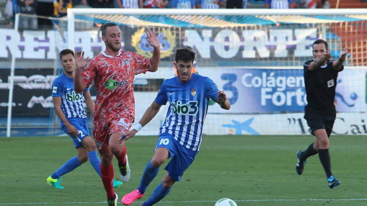 Cidoncha, en el partido de la primera vuelta ante el Guijuelo, podría volver al mediocentro. ANA F. BARREDO