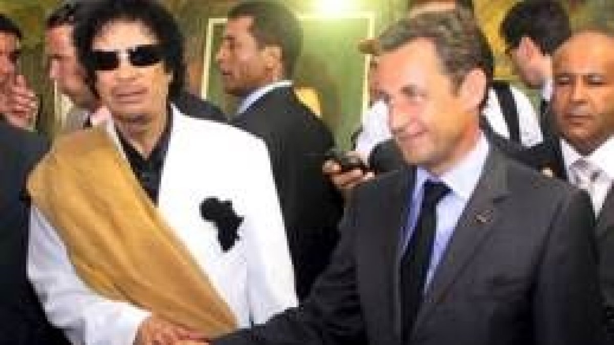 Sarkozy y Muamar Gadafi cierran un polémico contrato de armamento con un simbólico apretón de manos