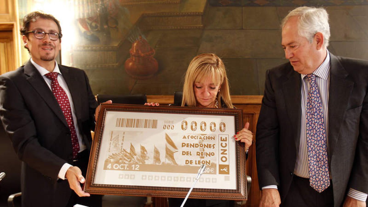 Ismael Pérez, Isabel Carrasco y Guillermo García, en la presentación del cupón.
