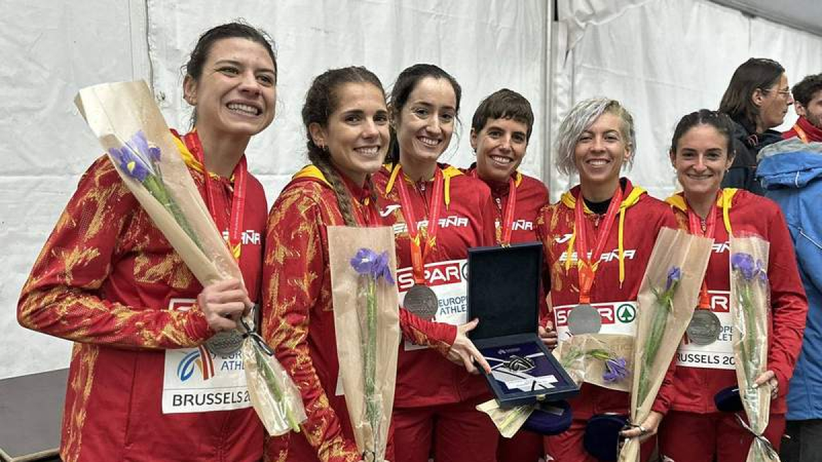Marta, segunda por la izquierda, junto a sus compañeras de selección, flamantes subcampeonas. RFEA