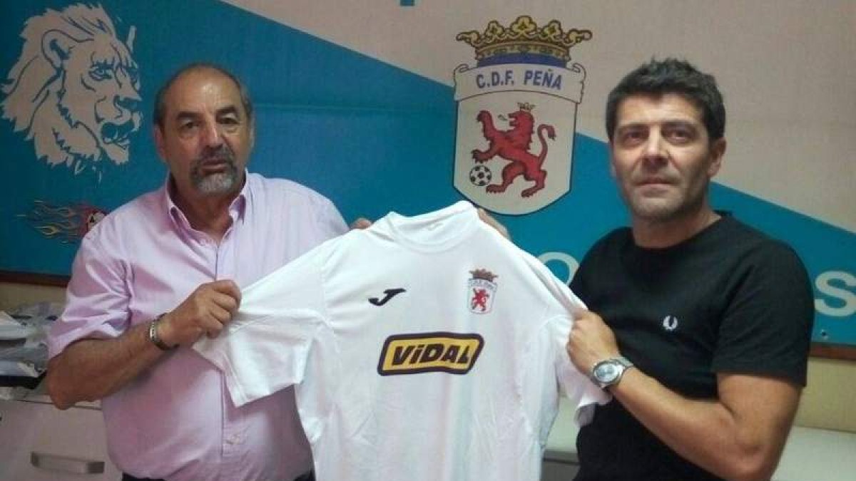 El presidente de la Peña, Manolo Díaz, y el nuevo entrenador. Jorge Merayo. MARCIANO
