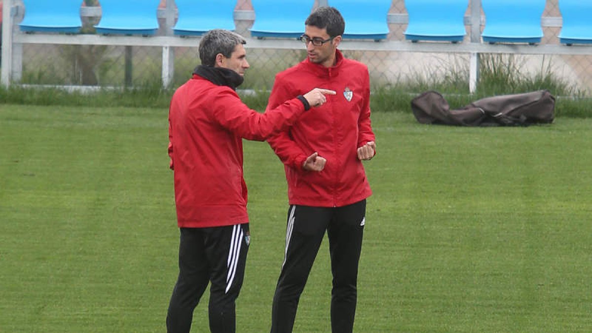 Tomás Nistal y Rubén Vega dialogan durante un entrenamiento de la Deportiva en el Anexo de El Toralín. L. DE LA MATA