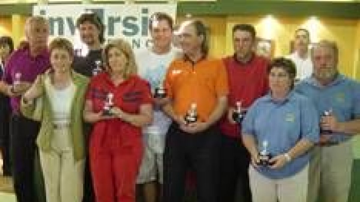 Los ganadores del Torneo Inversis Banco posan con sus trofeos