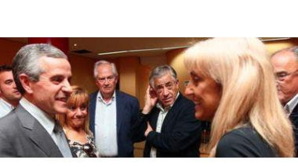 Emilio Gutiérrez e Isabel Carrasco, en una visita a la Once, con varios miembros de su candidatura.
