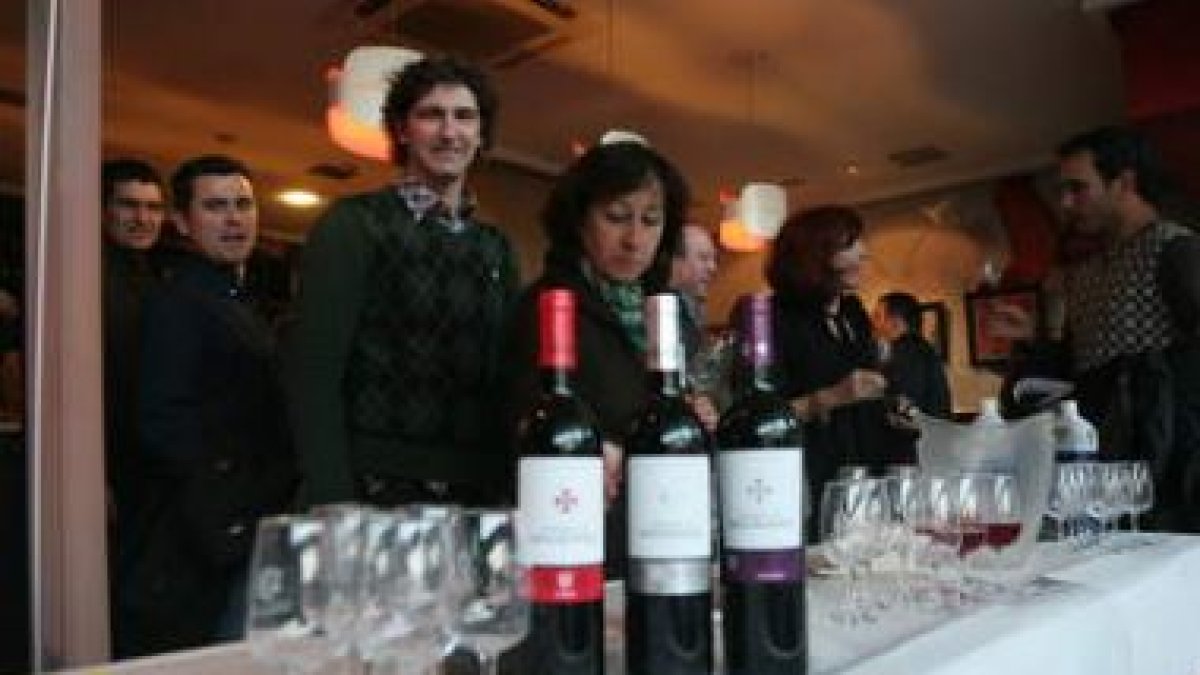Un momento de la cata anoche de los vinos «Señorío de Mogrovejo» dirigida por David Cabe