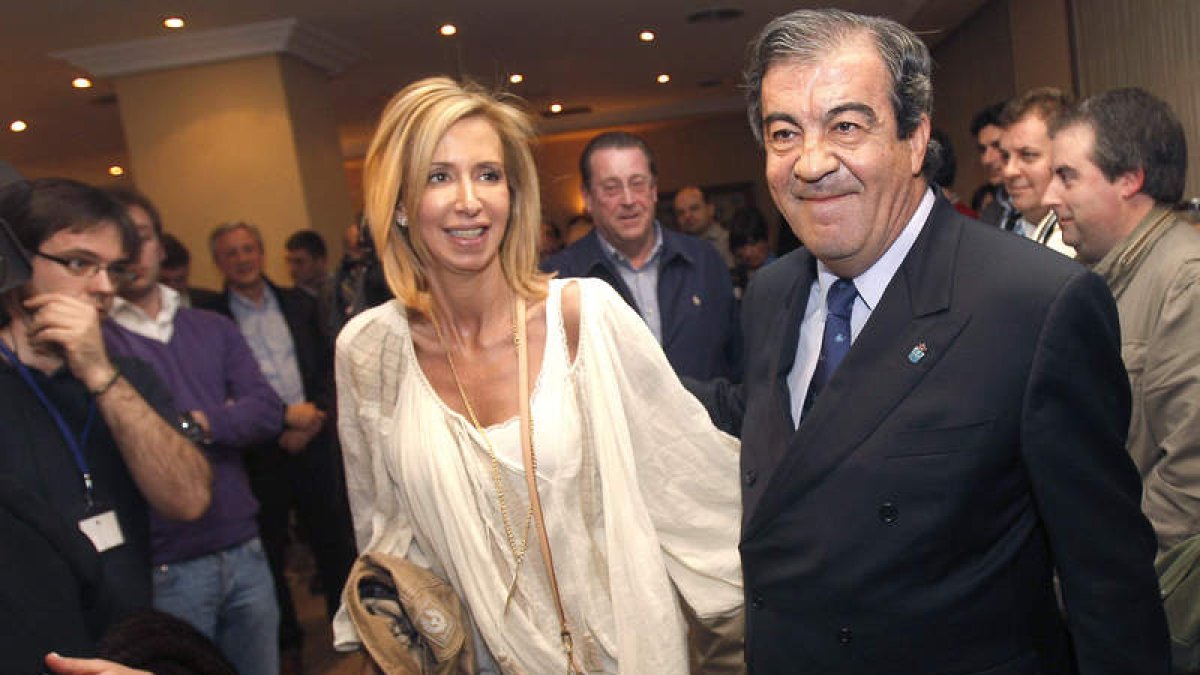 Francisco Álvarez-Cascos y su mujer, María Porto, tras dirigirse a sus militantes.