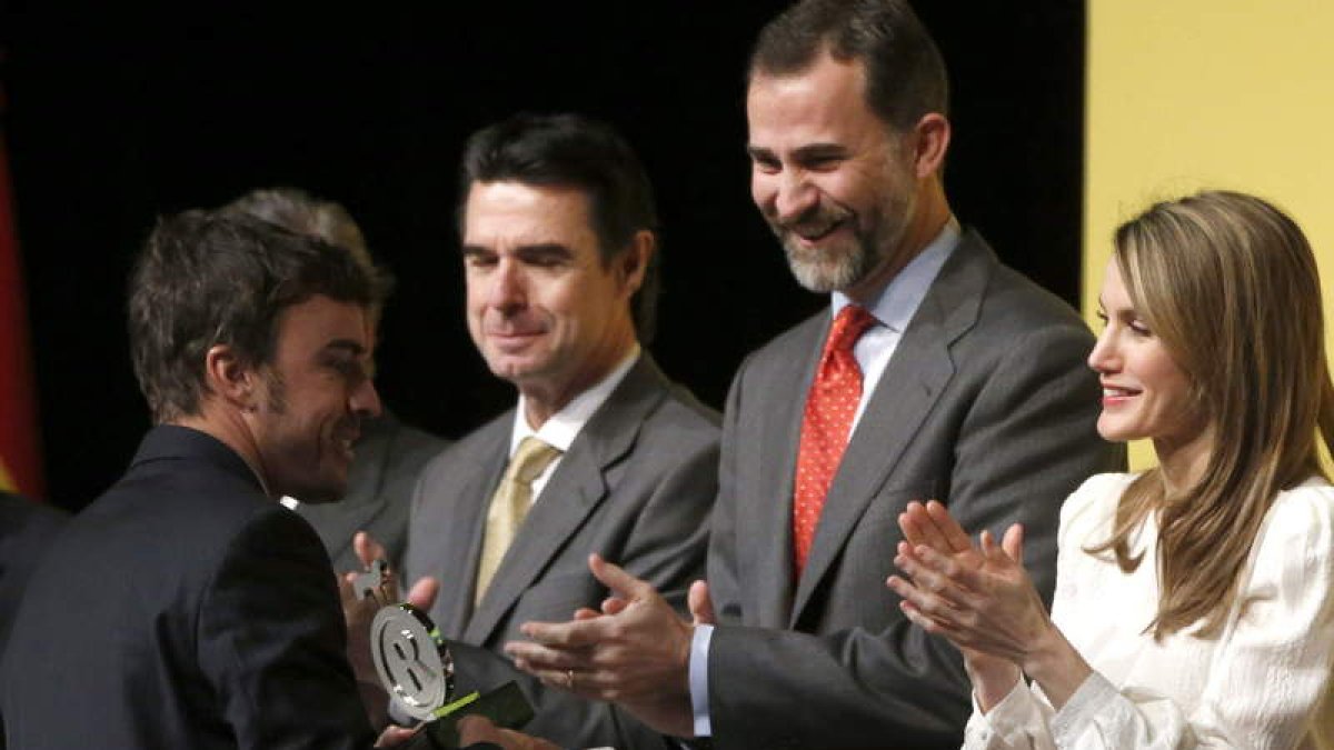 Los Príncipes de Asturias entregan la acreditación a Alonso.