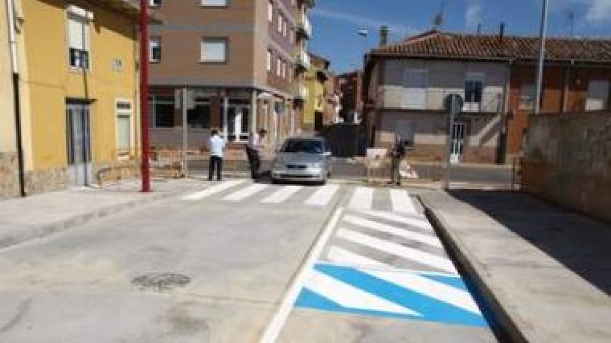 El alcalde saluda al primer conductor que circula por la calle San Pedro tras su apertura.