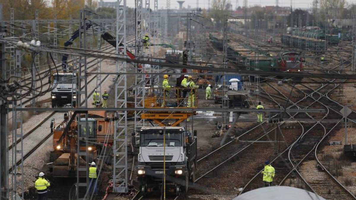 Cuadrillas de operarios trabajando en el entorno de la estación de ferrocarril.