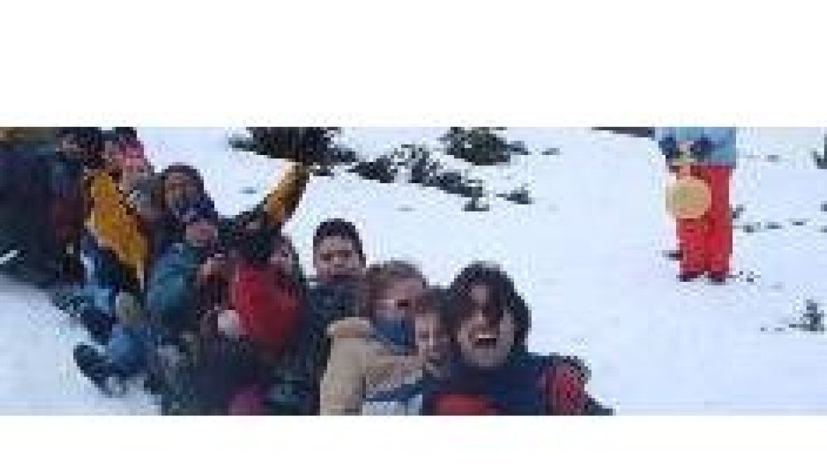 El programa Cambia de Aires incluye actividades de aventura y senderismo los fines de semana