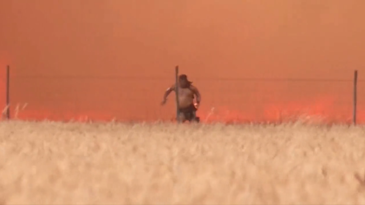 Imágenes de Ángel Martín escapando del incendio. REUTERS