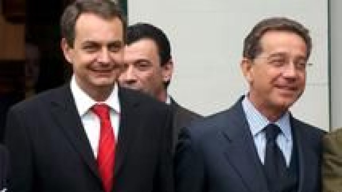 Zapatero junto al director de Caixa Galicia, José Luis Méndez, ayer en La Coruña