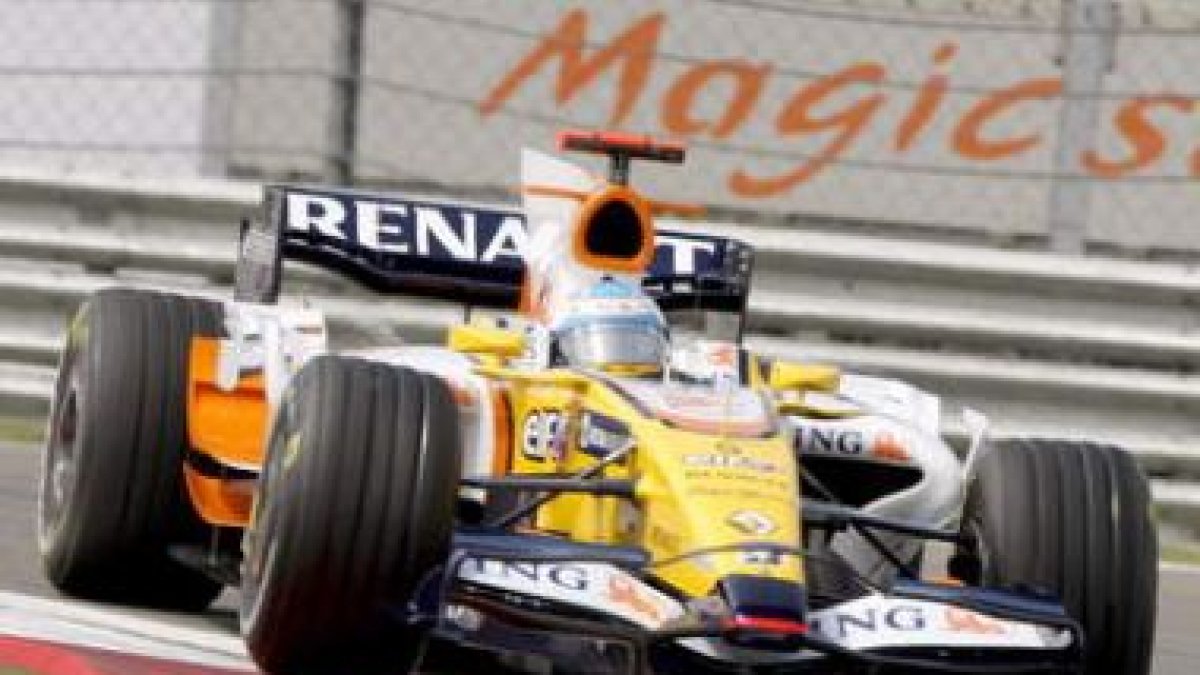 El piloto español Fernando Alonso a los mandos de un Renault.