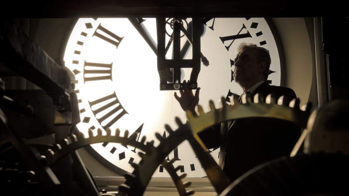 El relojero Jesús López Terradas, durante las operaciones de puesta a punto del reloj de la Puerta del Sol.