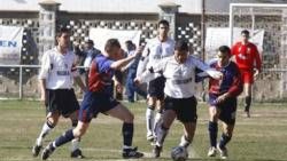 El conjunto hullerista disputa el último derbi en la categoría tras consumarse su descenso