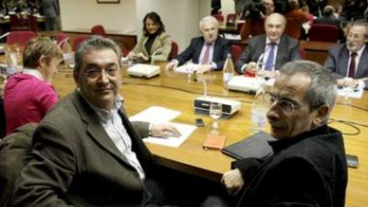 Toni Ferrer, Ramón Górriz y José María Lacasa, al fondo, durante la reunión de ayer.