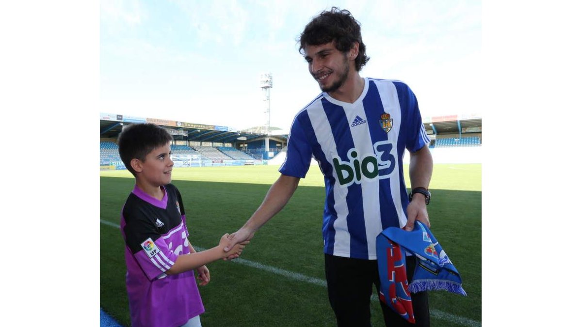 Lucas Domínguez saluda a un aficionado de la Ponferradina.