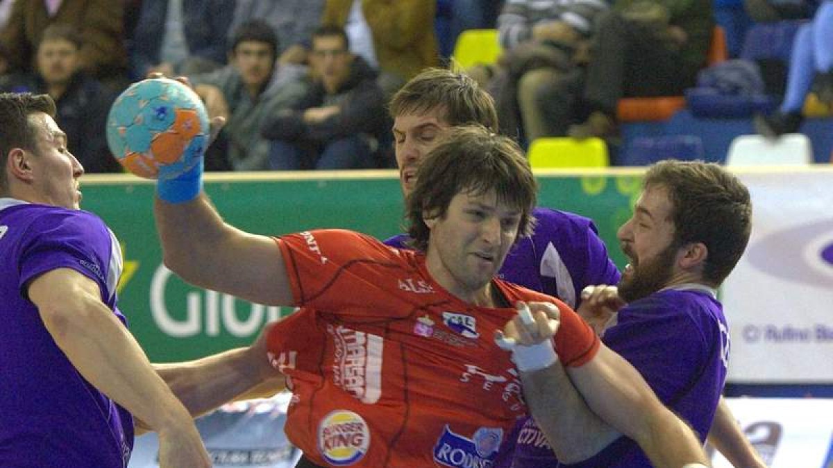 Gonzalo Carou, que volvió al equipo tras superar un proceso vírico, lanza a la portería del Guadalajara durante el encuentro de ayer.