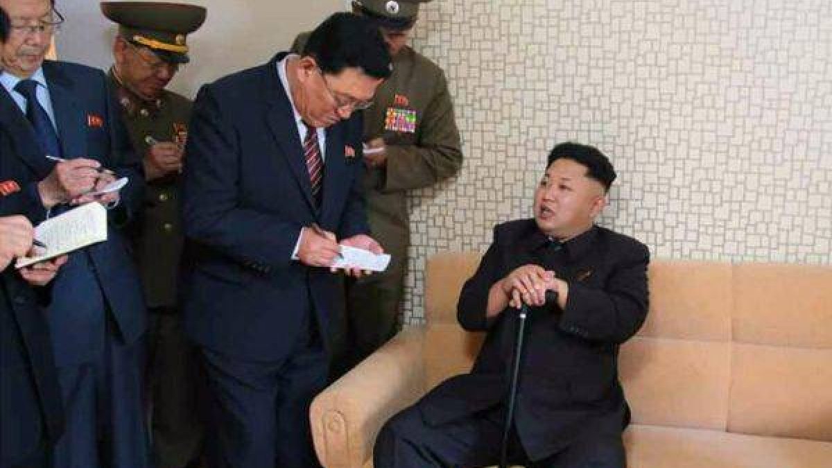 Fotografía del 'Rodong Sinmun' que muestra al líder Kim Jong-un apoyado en un bastón en su reaparición.