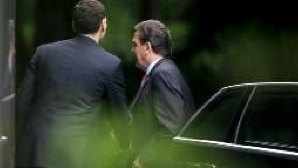 Gerhard Schroeder baja de su limusina en la puerta de la sede de la presidencia alemana en Berlín