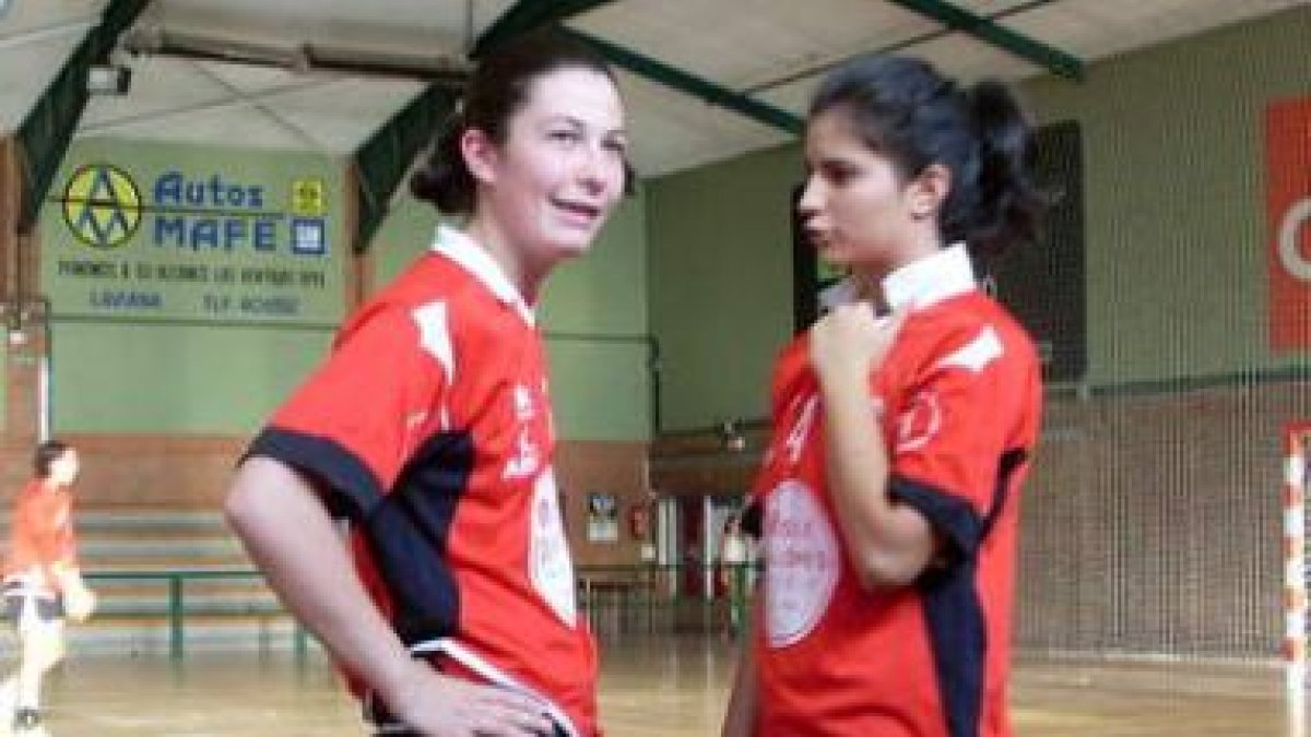 Andrea, a la derecha, junto con otra compañera del Club León Balonmano.