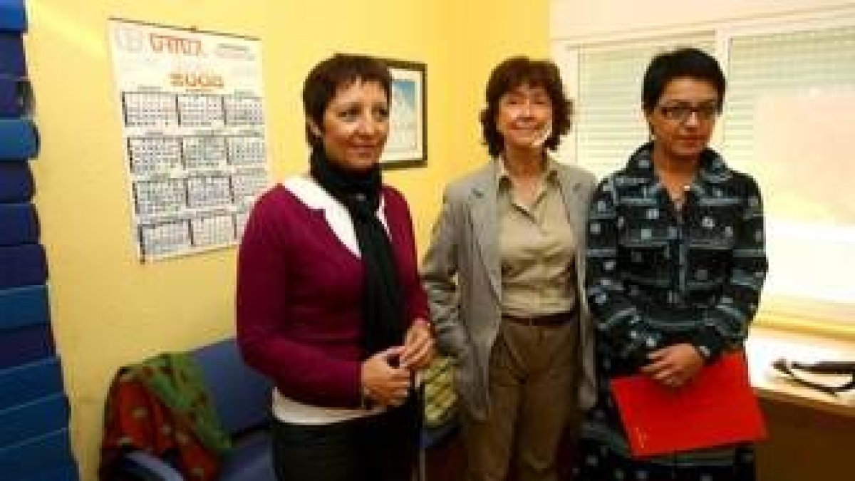 María Teresa Rodríguez, Teya Roger y Mónica Ezquerro antes de la firma del convenio en Ponferrada
